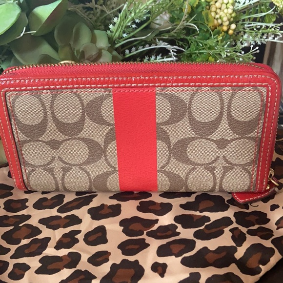 Women’s Coach Heritage Stripe long zip wallet. - Picture 3 of 7